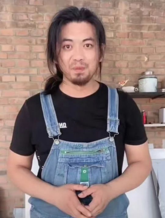 了千万粉丝网红手工耿“消失了”龙8手机登录入口挣钱太多驾驭不(图3)