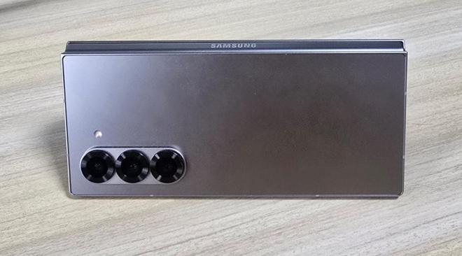ld 6 vs iPhone16 Pro Max：机皇之争long8唯一登录华为Mate XT vs 三星 Z Fo(图18)